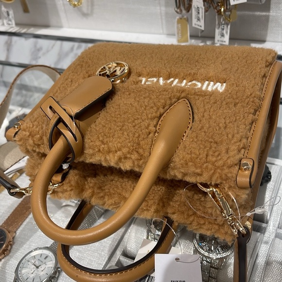 Michael Kors Mirella Extra-Small Sherpa XS SHOPPER XBODY
SHEARLING Crossbody TZ - Picture 13 of 16